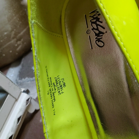 Mossimo Highlighter Yellow Pumps - Picture 4 of 6
